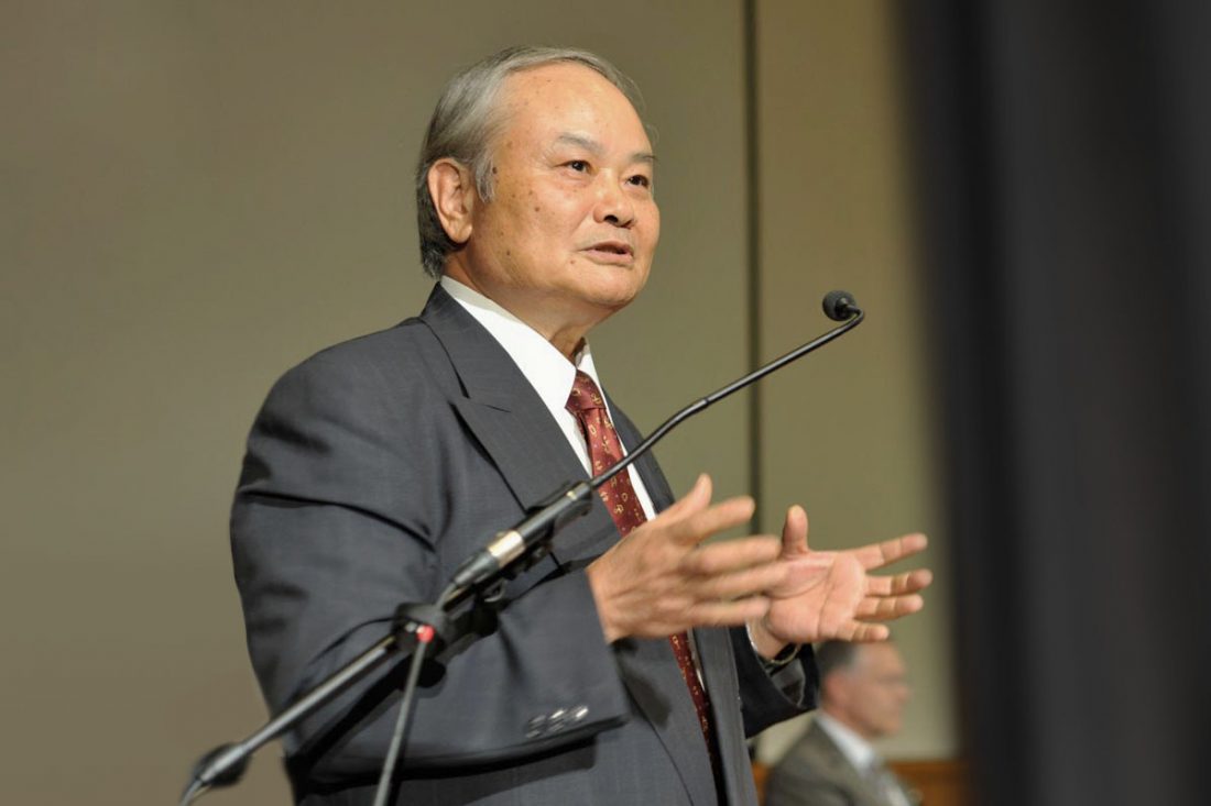 Prof. Dr. Dr. Dr. Teruo Higa bei einer Pressekonferenz über seine Forschungen bzgl. effektiven Mikroorganismen