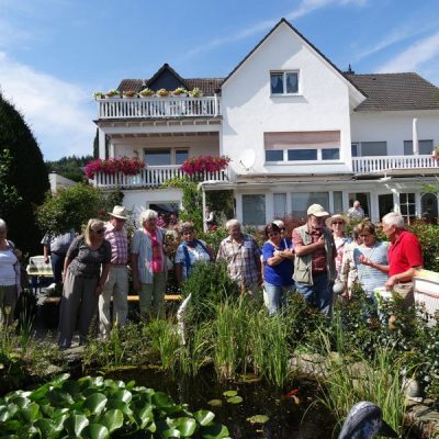 Karl Zermann erklärt Besuchern am Tag des offenen Gartens die EM-Anwendung im Gartenteich