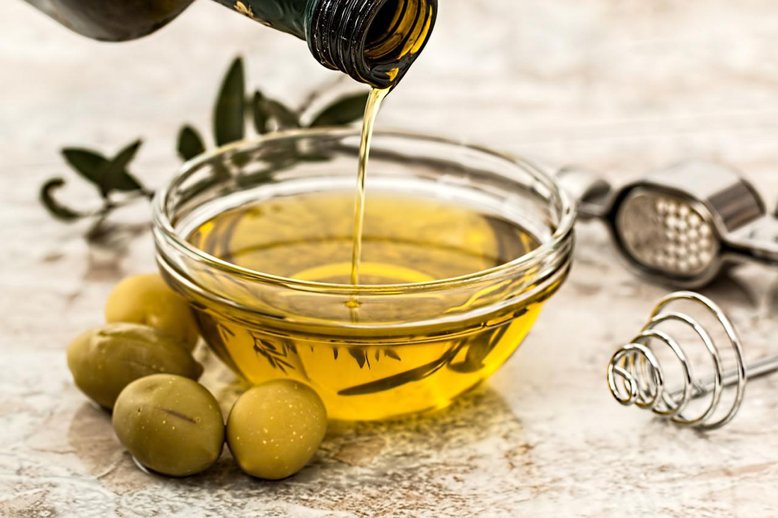 Oliven und Olivenöl in Schale